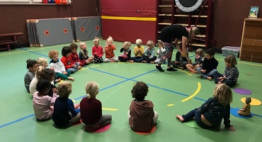 Groep 1-2C krijgt een dansyoga les